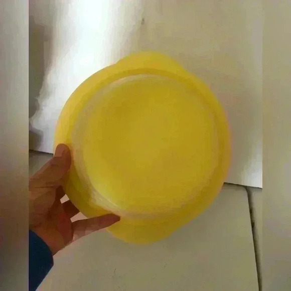 VTG TUPPERWARE YELLOW 4 CUP FLAT OUT COLLAPSIBLE BOWL WITH LID - Picture 3 of 4